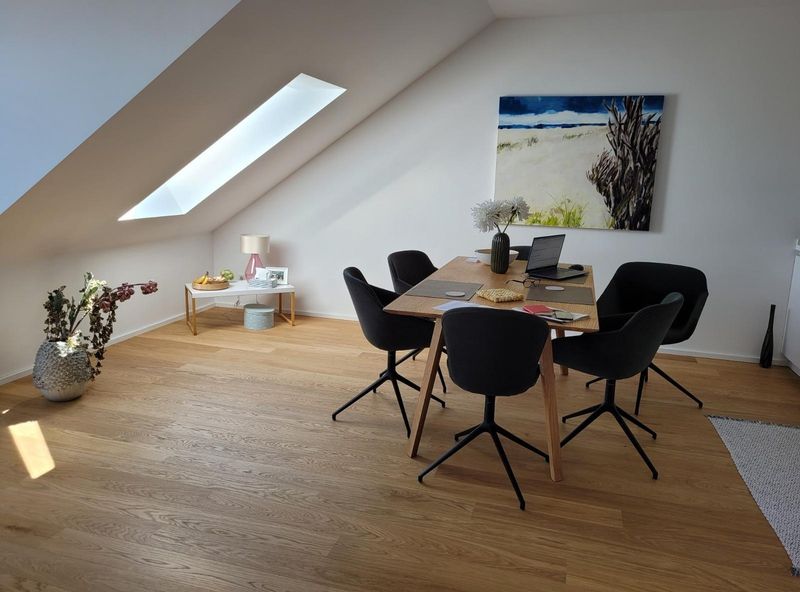 D'dorf so nah: Euro 1.295,- Kaltmiete Neubau DG-Wohnung mit Balkon